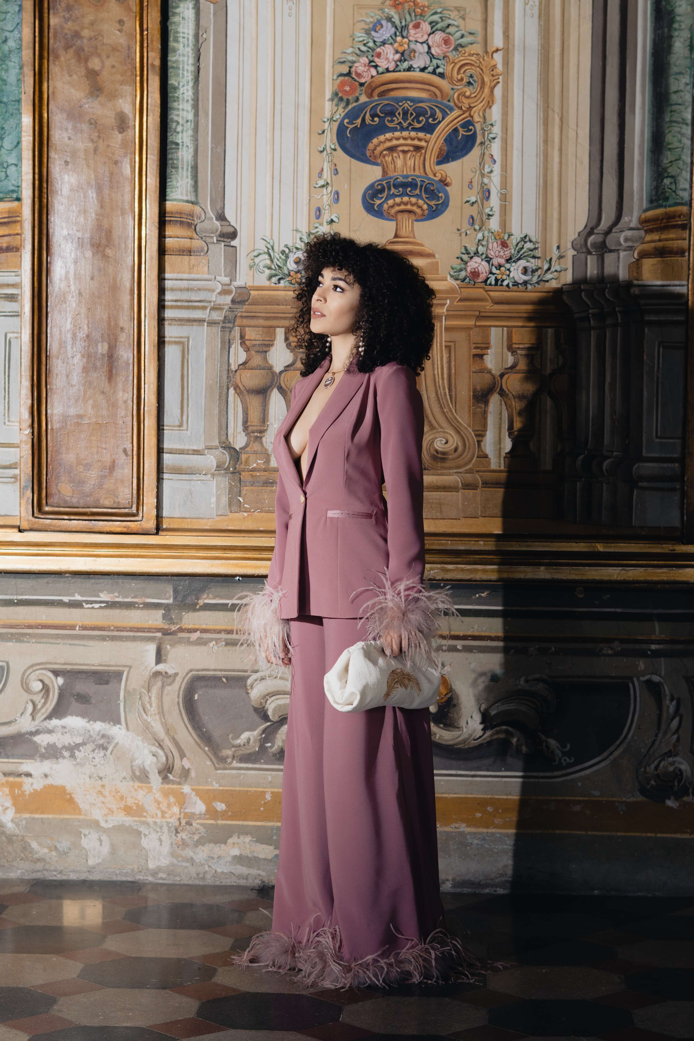 Tailleur Alessia in crêpe malva con piume e bottone gioiello