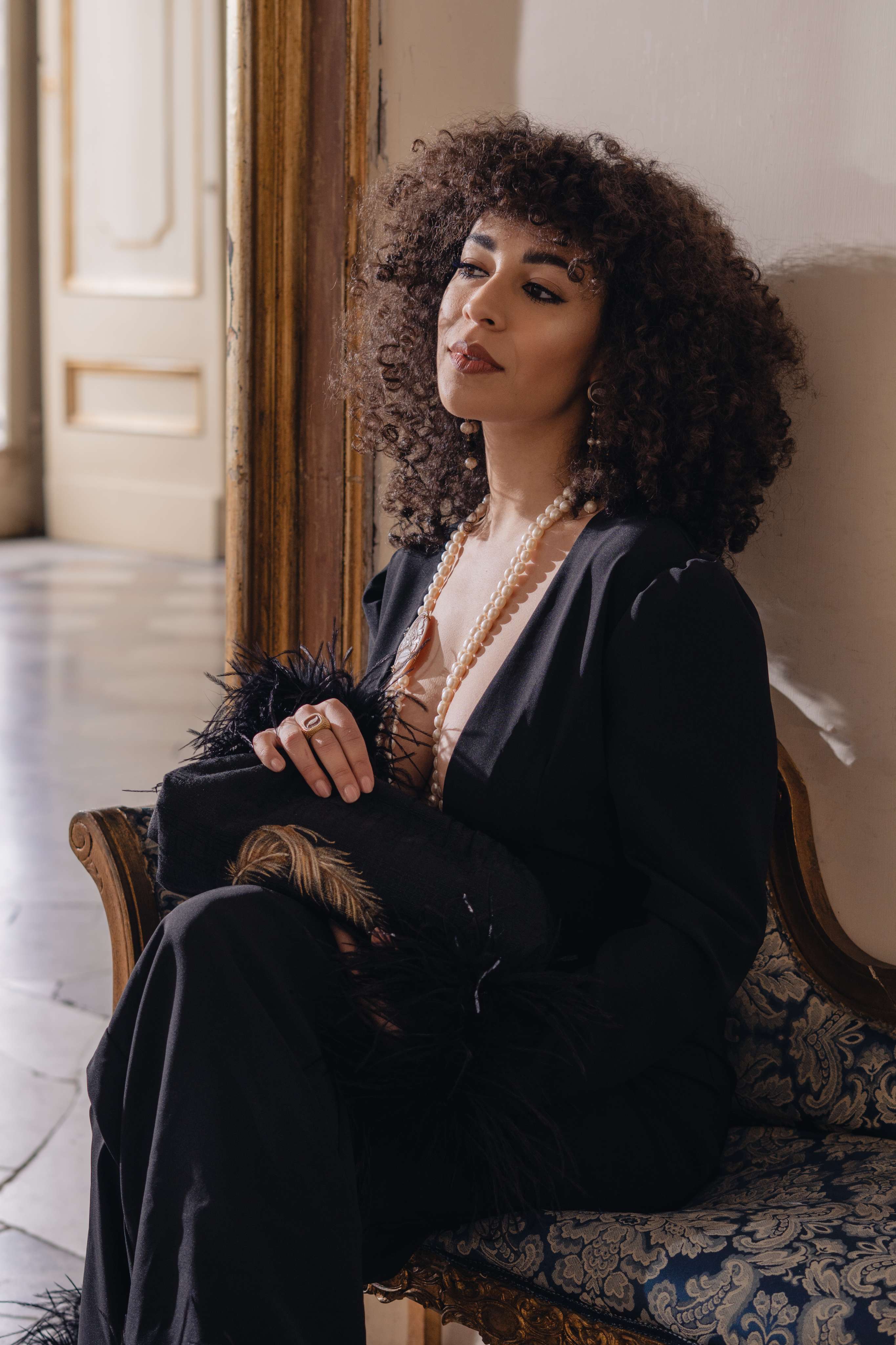 Tuta nera Cinzia in crêpe con piume