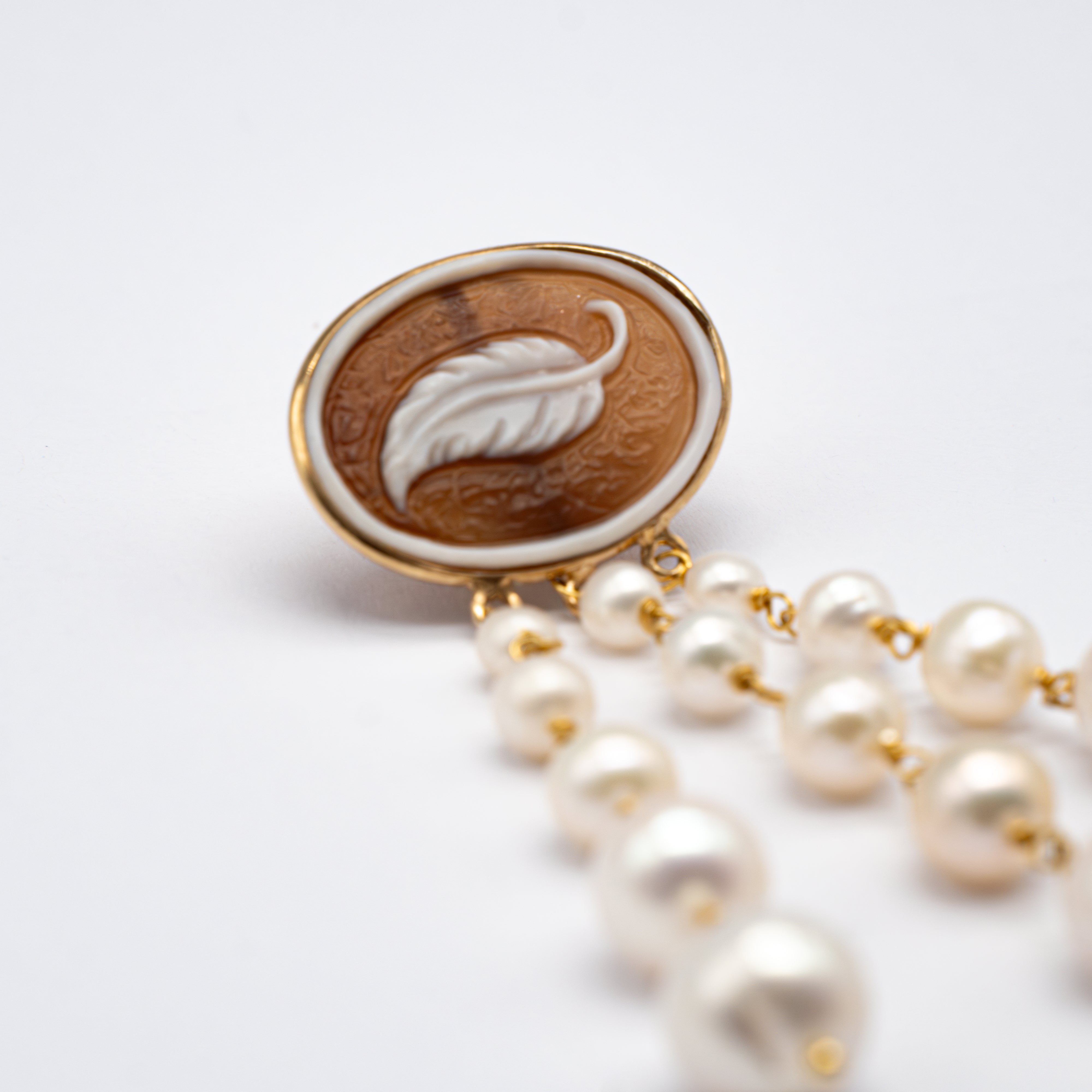 Orecchini Pendenti con Cammeo e Perle Bianche