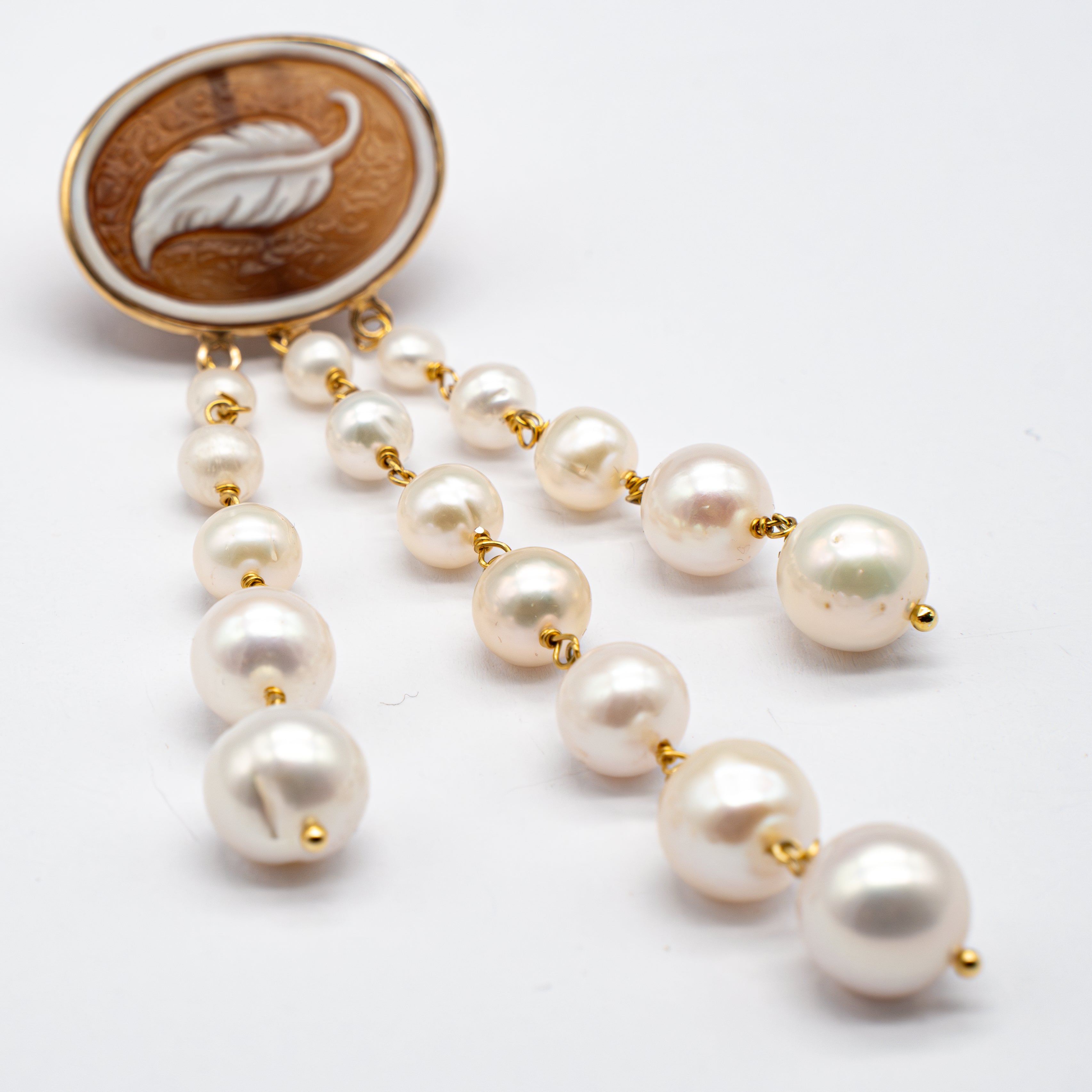 Orecchini Pendenti con Cammeo e Perle Bianche