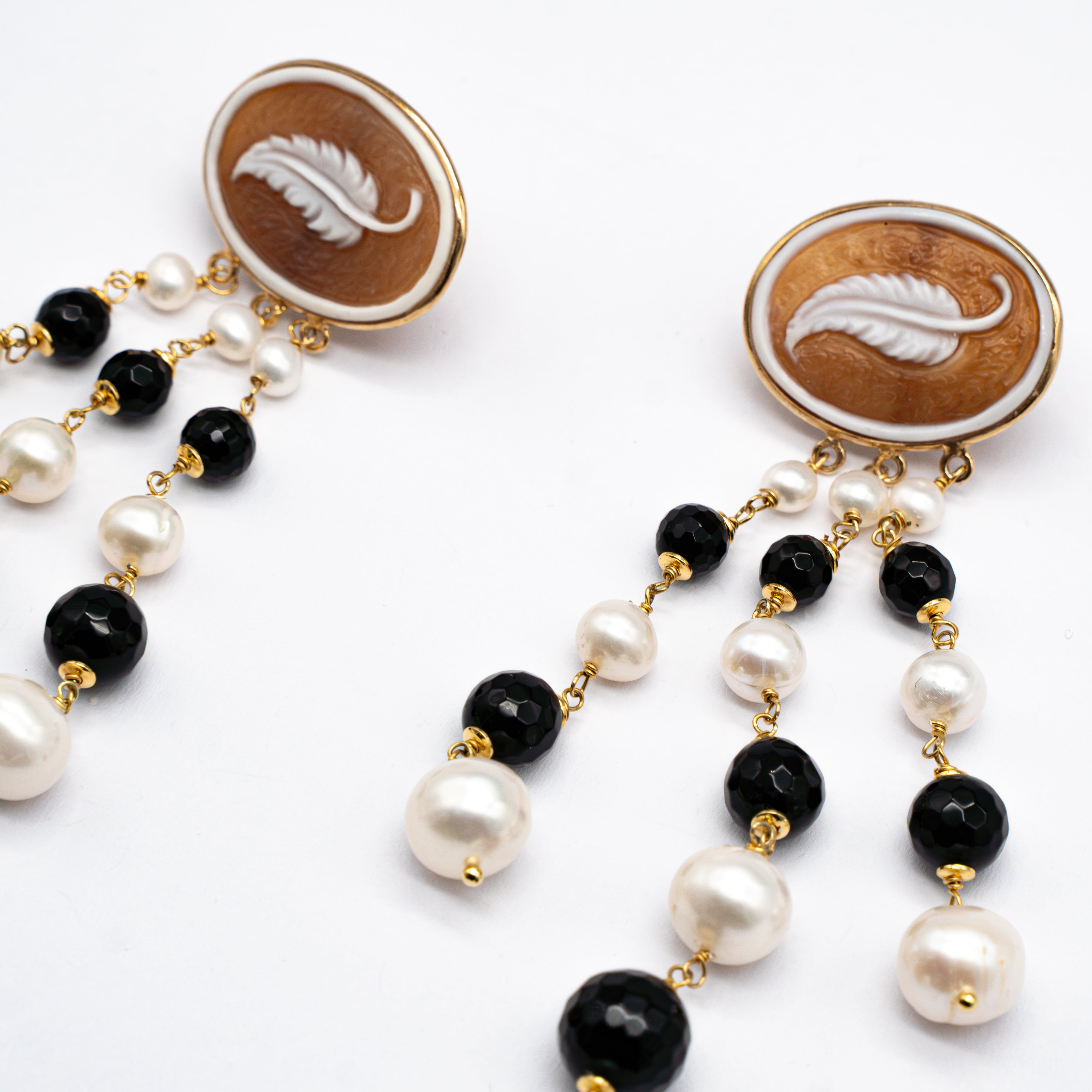 Orecchini Pendenti con Cammeo e Perle Bianche e Nere