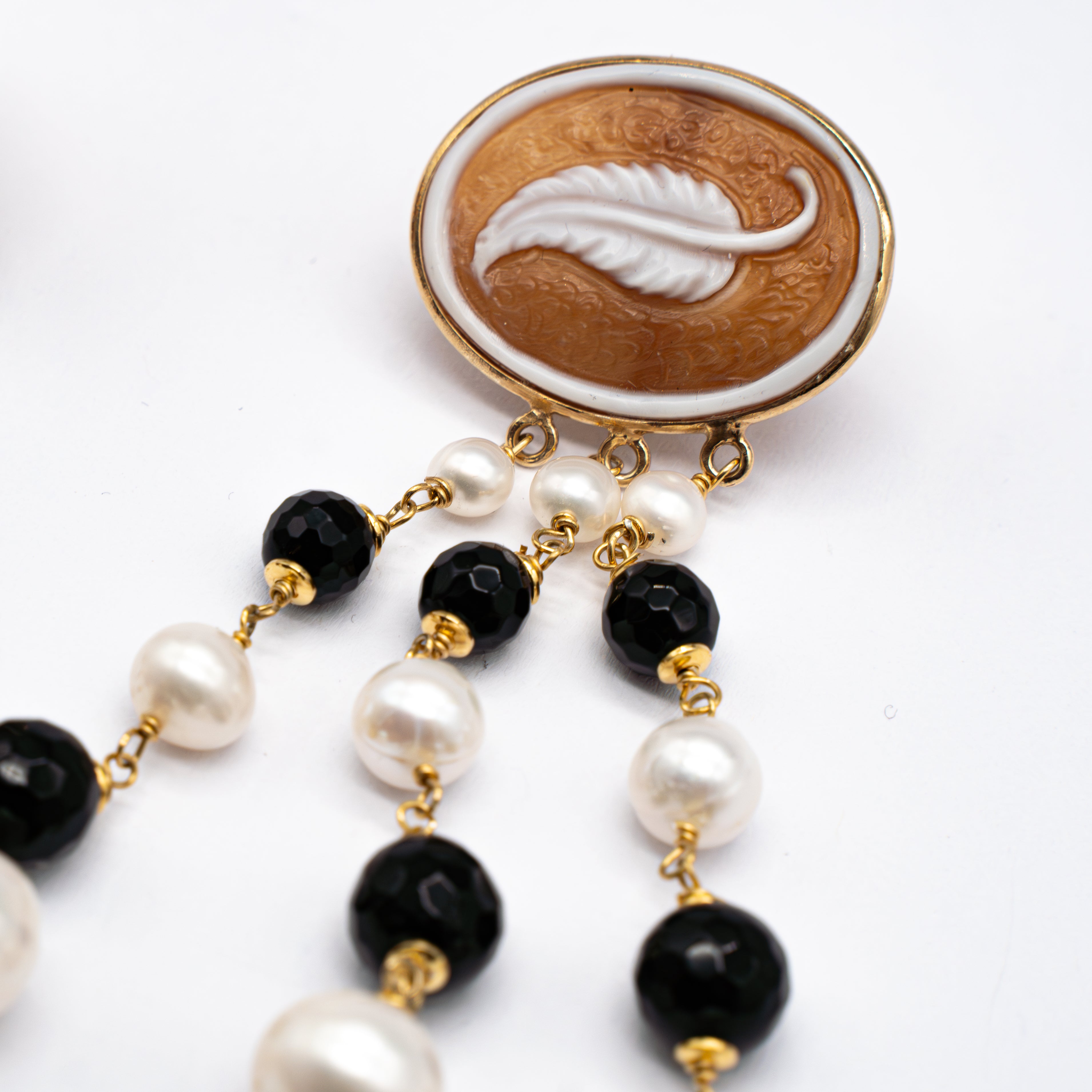 Orecchini Pendenti con Cammeo e Perle Bianche e Nere