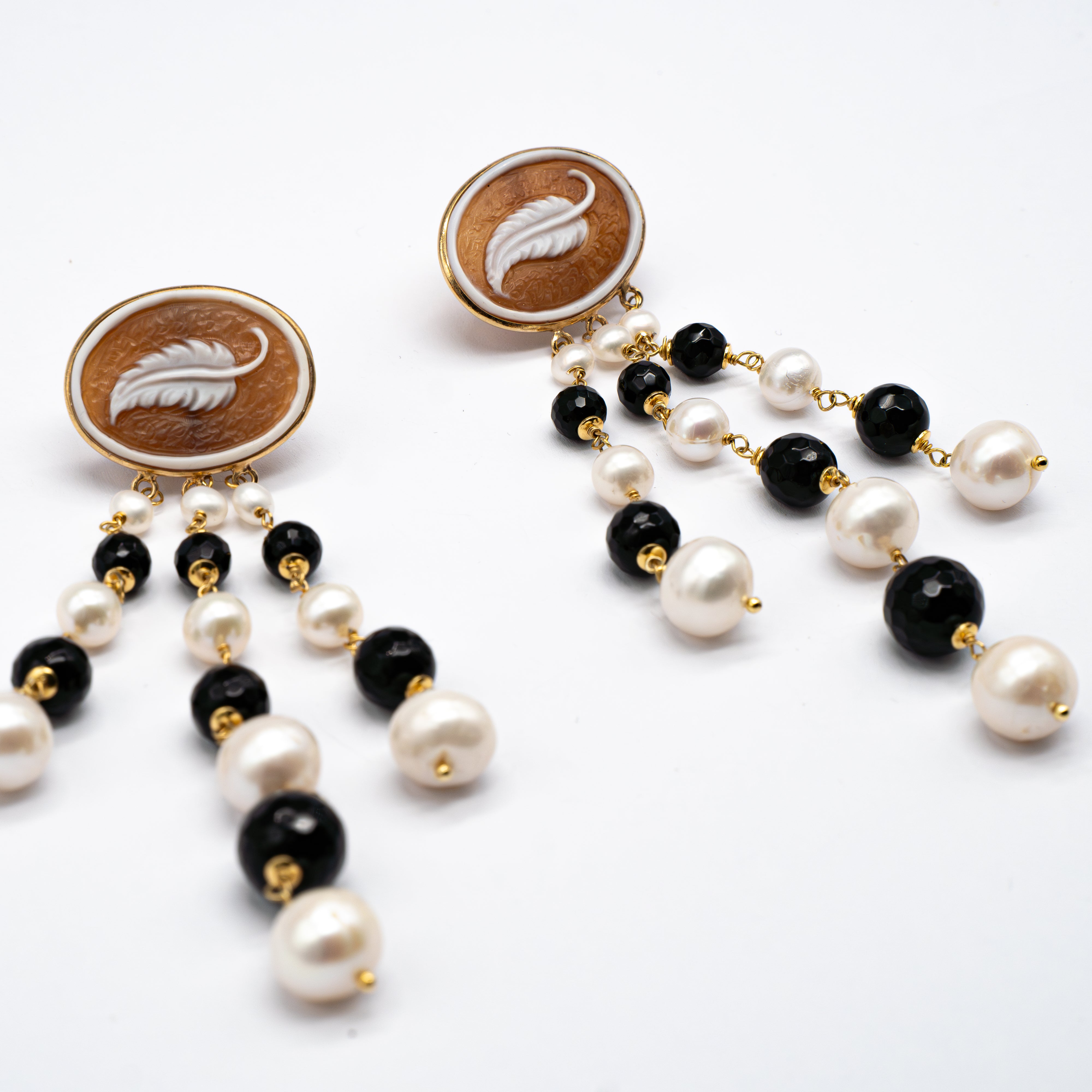 Orecchini Pendenti con Cammeo e Perle Bianche e Nere