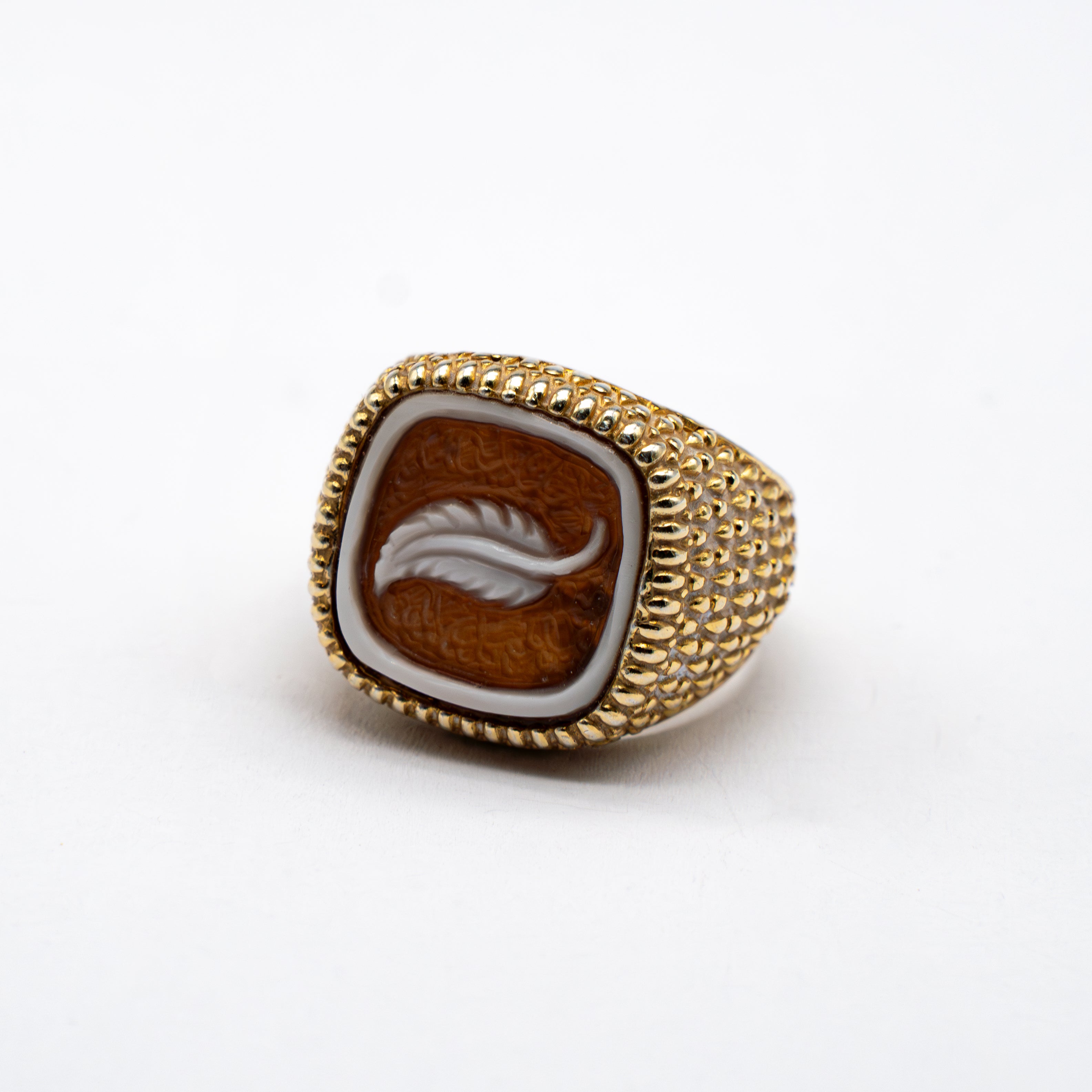 Anello con Cammeo Quadrato e Montatura Dorata Lavorata