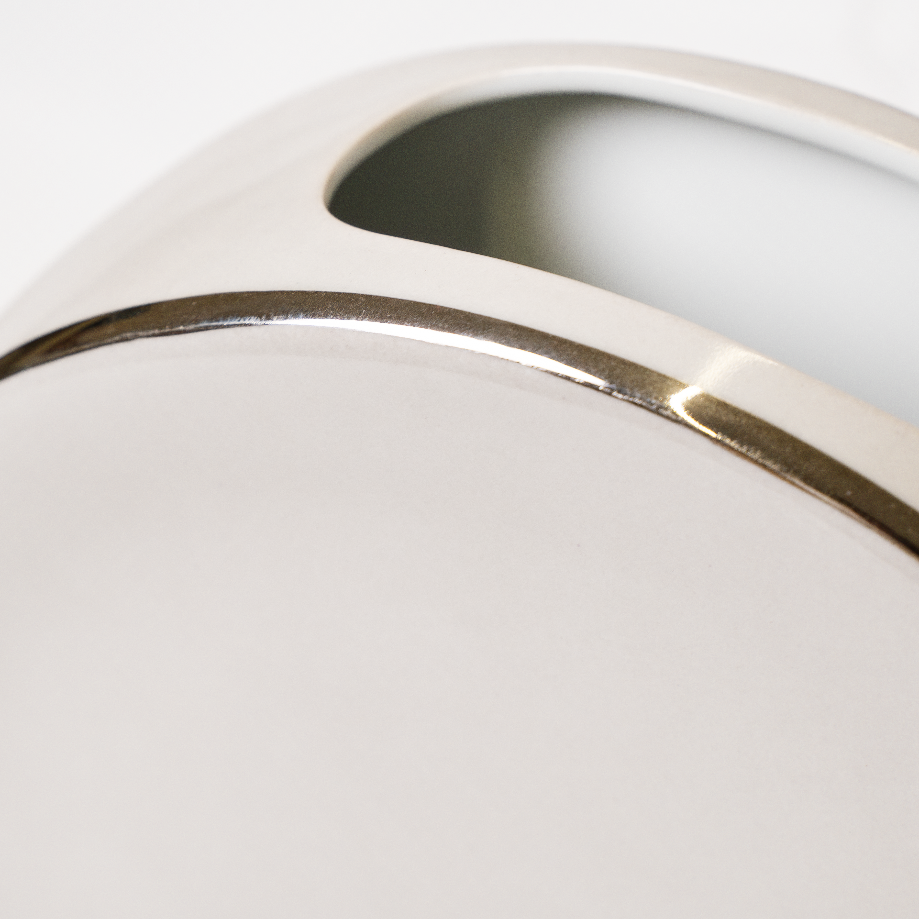 Vaso Elegante in Ceramica con Rifinitura Dorata