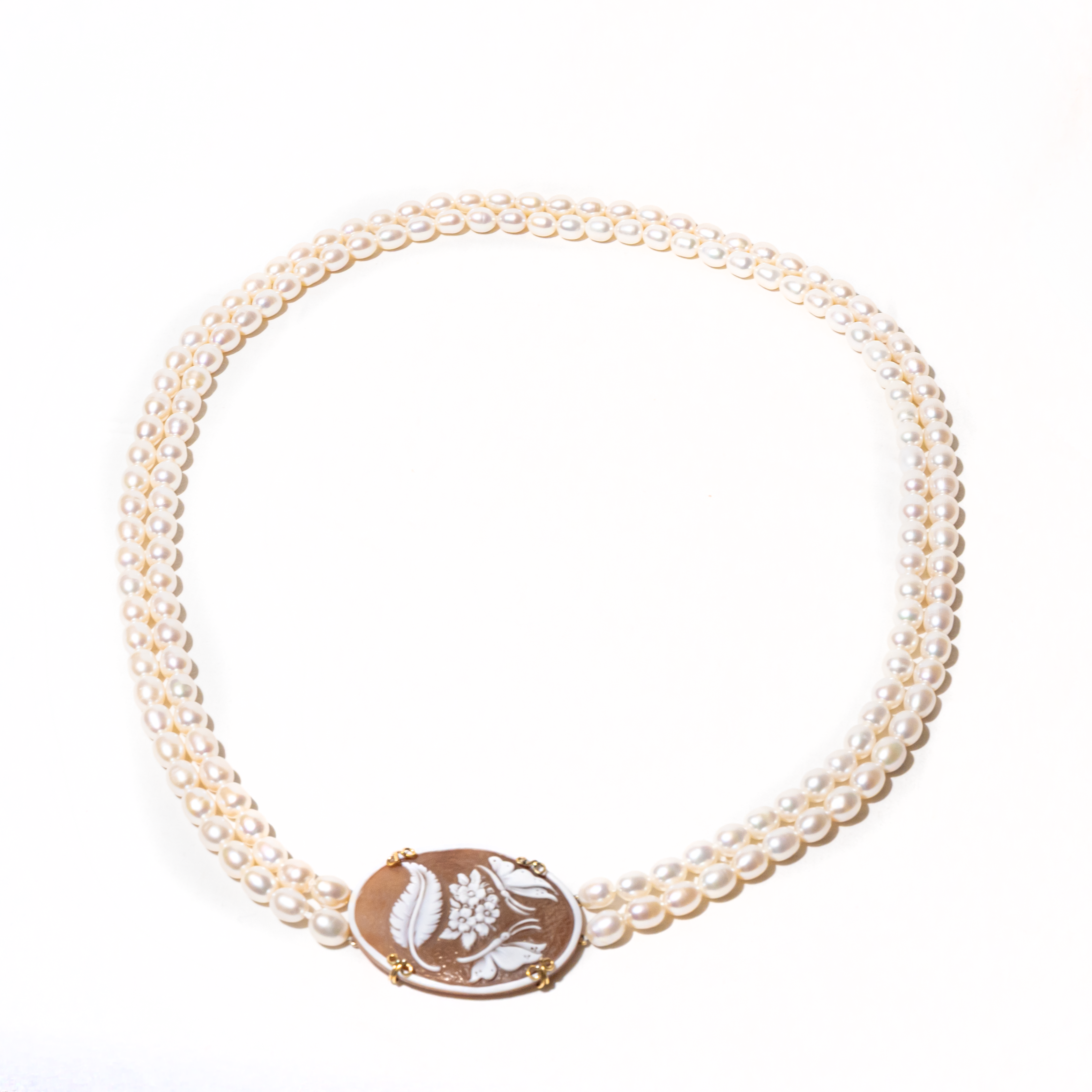Collana doppio filo con Farfalle, Fiore e Piuma disegnate a mano in Cammeo e Perle