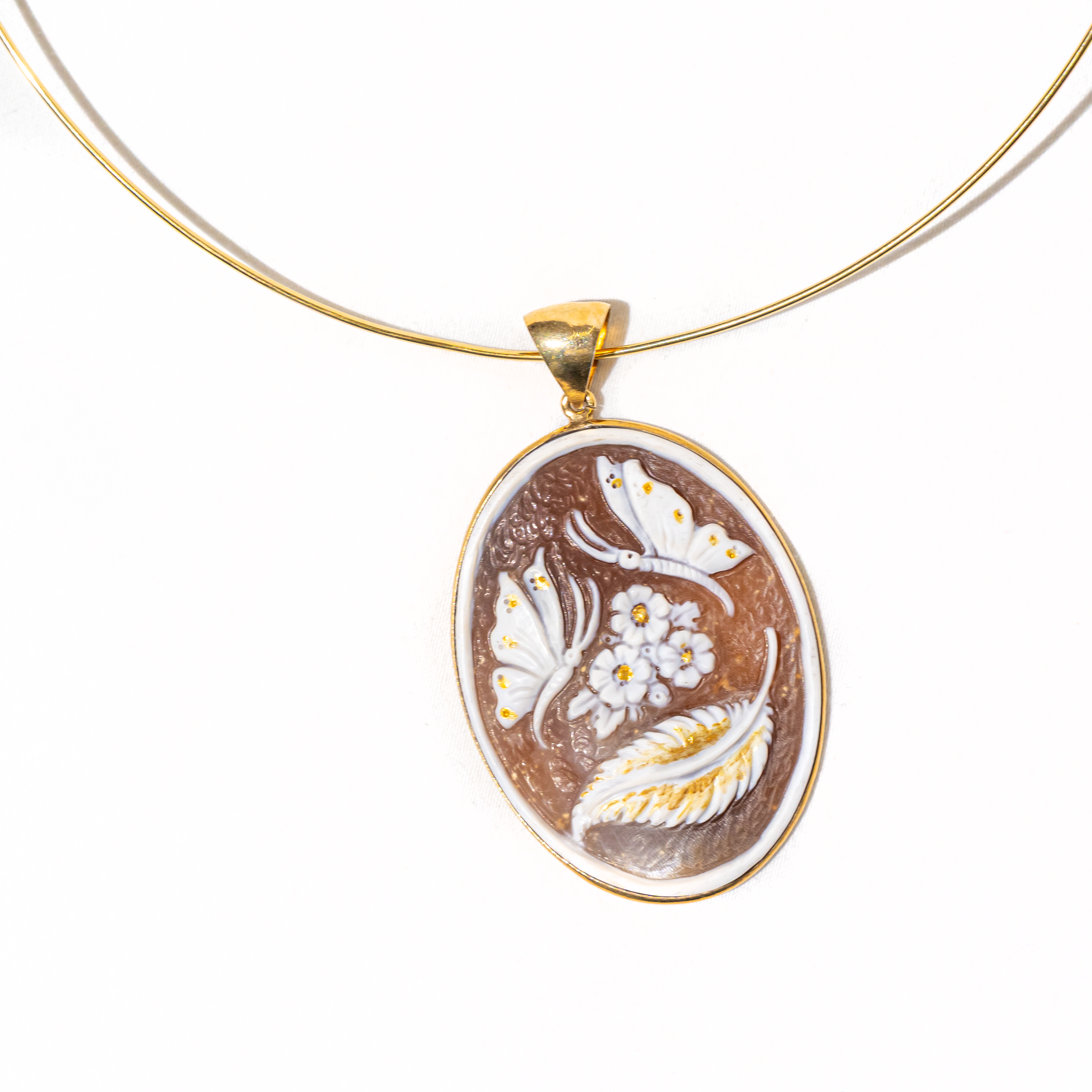 Ciondolo con Farfalle, Fiore e Piuma dipinta a Mano